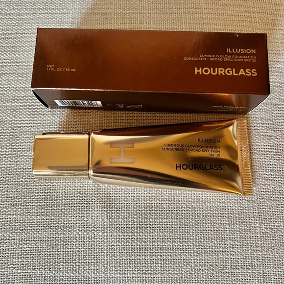 Hourglass Illusion Luminous Glow Foundation Shade 7 - Picture 5 of 7